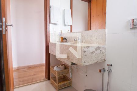 Casa de condomínio à venda com 320m², 5 quartos e 4 vagas Casa de condomínio à venda com 320m², 5 quartos e 4 vagasBanheiro Social