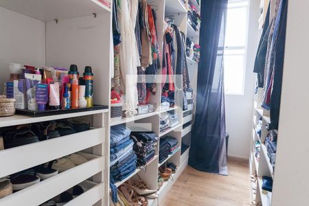 Casa de condomínio à venda com 320m², 5 quartos e 4 vagas Casa de condomínio à venda com 320m², 5 quartos e 4 vagasCloset da suíte