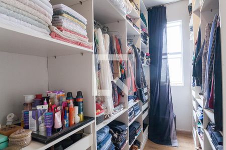 Casa de condomínio à venda com 320m², 5 quartos e 4 vagas Casa de condomínio à venda com 320m², 5 quartos e 4 vagasCloset da suíte