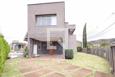 Casa de condomínio à venda com 320m², 5 quartos e 4 vagas Casa de condomínio à venda com 320m², 5 quartos e 4 vagasjardin / fachada interna