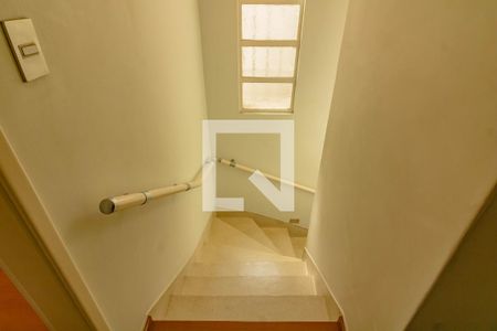 Escadas de casa para alugar com 3 quartos, 179m² em Parque Jabaquara, São Paulo