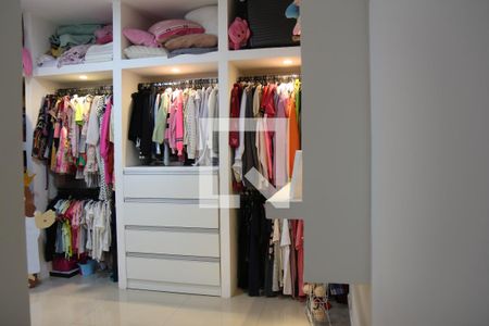 Closet da suíte 1 de casa para alugar com 4 quartos, 160m² em Cidade São Mateus, São Paulo