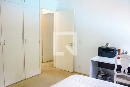 Casa à venda com 615m², 5 quartos e 4 vagas Casa à venda com 615m², 5 quartos e 4 vagasQuarto 2