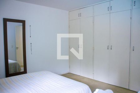 Casa à venda com 615m², 5 quartos e 4 vagas Casa à venda com 615m², 5 quartos e 4 vagasQuarto 2