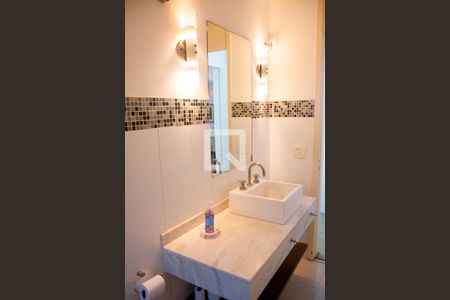 Casa à venda com 615m², 5 quartos e 4 vagas Casa à venda com 615m², 5 quartos e 4 vagasBanheiro