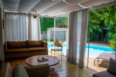 Casa à venda com 615m², 5 quartos e 4 vagas Casa à venda com 615m², 5 quartos e 4 vagasHall da piscina
