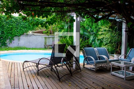 Casa à venda com 615m², 5 quartos e 4 vagas Casa à venda com 615m², 5 quartos e 4 vagasÁrea da Piscina
