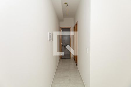 Corredor - Sala para os quartos e banheiro de apartamento para alugar com 2 quartos, 42m² em Jardim Itapemirim, São Paulo