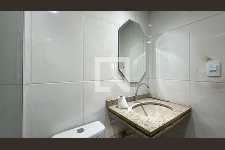 Banheiro de kitnet/studio para alugar com 1 quarto, 27m² em Pilarzinho, Curitiba