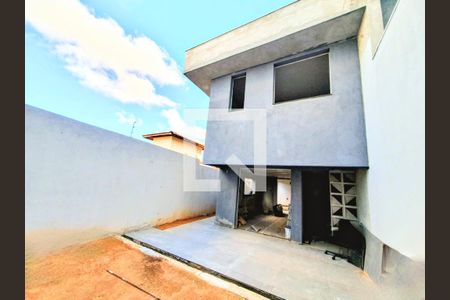 Área Externa de casa à venda com 3 quartos, 225m² em Pirajá, Belo Horizonte