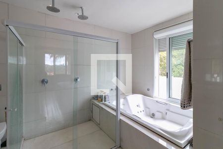 Casa à venda com 500m², 4 quartos e 5 vagas Casa à venda com 500m², 4 quartos e 5 vagasBanheiro