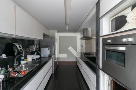 Casa à venda com 500m², 4 quartos e 5 vagas Casa à venda com 500m², 4 quartos e 5 vagasCozinha