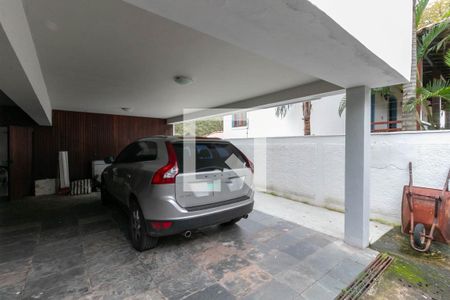 Casa à venda com 500m², 4 quartos e 5 vagas Casa à venda com 500m², 4 quartos e 5 vagasGaragem