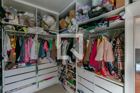 Casa à venda com 500m², 4 quartos e 5 vagas Casa à venda com 500m², 4 quartos e 5 vagasCloset