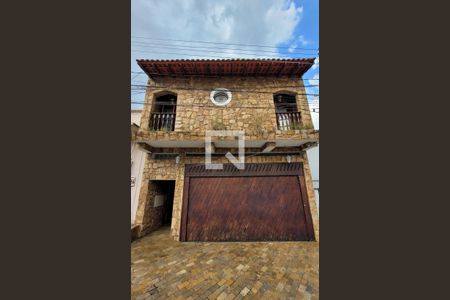 Casa à venda com 340m², 3 quartos e 4 vagas Casa à venda com 340m², 3 quartos e 4 vagasFachada