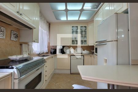 Casa à venda com 340m², 3 quartos e 4 vagas Casa à venda com 340m², 3 quartos e 4 vagasCozinha