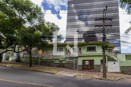 Casa à venda com 300m², 1 quarto e 2 vagas Casa à venda com 300m², 1 quarto e 2 vagasFachada
