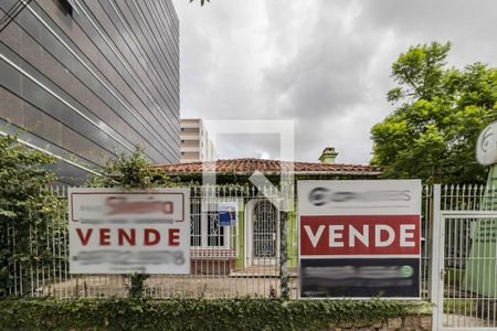 Casa à venda com 300m², 1 quarto e 2 vagas Casa à venda com 300m², 1 quarto e 2 vagasFachada