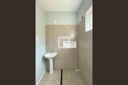 Banheiro de kitnet/studio para alugar com 1 quarto, 24m² em Floresta, Porto Alegre