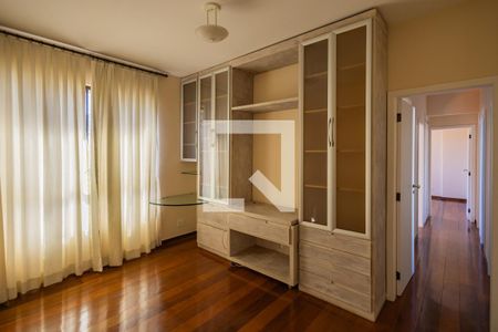 Sala de TV de apartamento à venda com 4 quartos, 150m² em Funcionários, Belo Horizonte