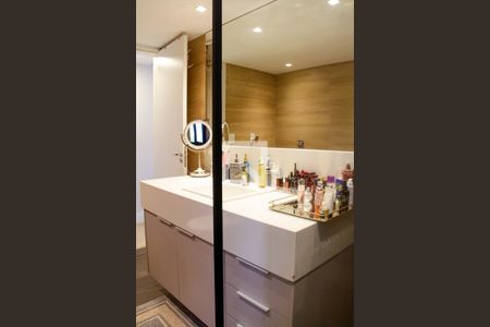 Casa à venda com 400m², 4 quartos e 3 vagas Casa à venda com 400m², 4 quartos e 3 vagasBanheiro Quarto 4 suíte