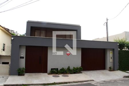 Casa à venda com 400m², 4 quartos e 3 vagas Casa à venda com 400m², 4 quartos e 3 vagasFachada da rua
