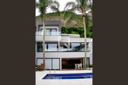 Casa à venda com 400m², 4 quartos e 3 vagas Casa à venda com 400m², 4 quartos e 3 vagasFachada interna dos fundos