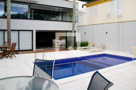 Casa à venda com 400m², 4 quartos e 3 vagas Casa à venda com 400m², 4 quartos e 3 vagasPiscina