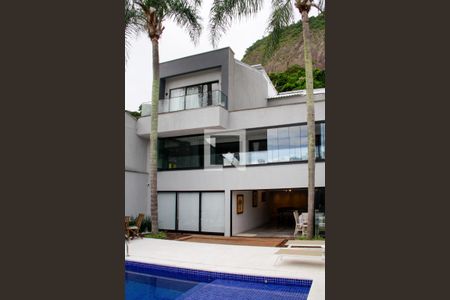 Casa à venda com 400m², 4 quartos e 3 vagas Casa à venda com 400m², 4 quartos e 3 vagasFachada interna dos fundos