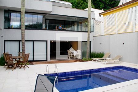 Casa à venda com 400m², 4 quartos e 3 vagas Casa à venda com 400m², 4 quartos e 3 vagasPiscina