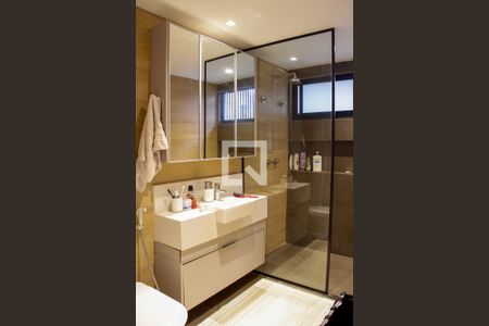 Casa à venda com 400m², 4 quartos e 3 vagas Casa à venda com 400m², 4 quartos e 3 vagasBanheiro Quarto 1 suíte