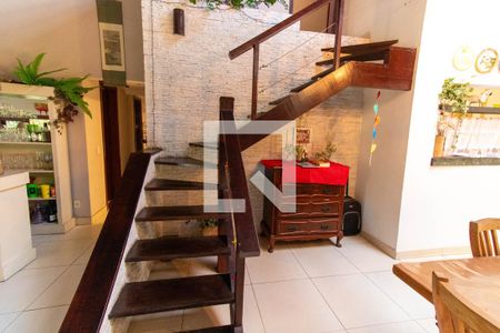 Casa à venda com 400m², 7 quartos e 5 vagas Casa à venda com 400m², 7 quartos e 5 vagasEscada