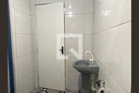 Banheiro  de casa para alugar com 1 quarto, 60m² em Rubem Berta, Porto Alegre