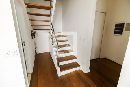 Escada acesso quarto de apartamento à venda com 1 quarto, 104m² em Vila Andrade, São Paulo
