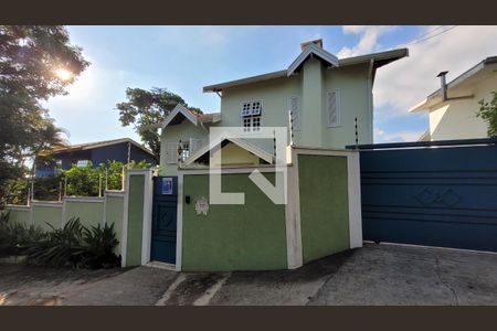 Casa à venda com 265m², 3 quartos e 5 vagas Casa à venda com 265m², 3 quartos e 5 vagasFachada