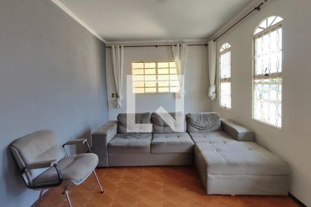 Sala de TV de casa à venda com 4 quartos, 240m² em Vila Orozimbo Maia, Campinas