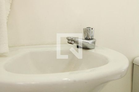 Banheiro social - pia de kitnet/studio para alugar com 0 quarto, 25m² em Copacabana, Rio de Janeiro