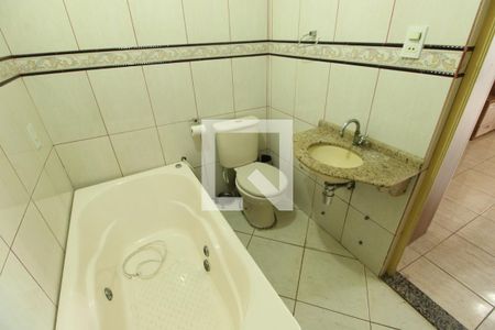 Banheiro da Suíte de casa de condomínio para alugar com 2 quartos, 60m² em Irajá, Rio de Janeiro