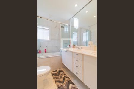 Casa de condomínio à venda com 364m², 4 quartos e 2 vagas Casa de condomínio à venda com 364m², 4 quartos e 2 vagasBanheiro do quarto 1