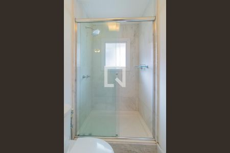 Casa de condomínio à venda com 364m², 4 quartos e 2 vagas Casa de condomínio à venda com 364m², 4 quartos e 2 vagasBanheiro do quarto 2