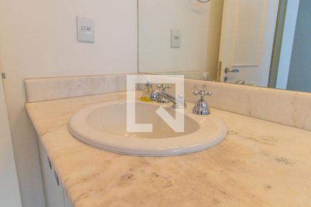 Casa de condomínio à venda com 364m², 4 quartos e 2 vagas Casa de condomínio à venda com 364m², 4 quartos e 2 vagasBanheiro do quarto 2