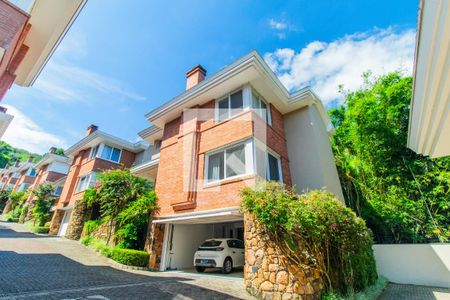 Casa de condomínio à venda com 364m², 4 quartos e 2 vagas Casa de condomínio à venda com 364m², 4 quartos e 2 vagasFachada