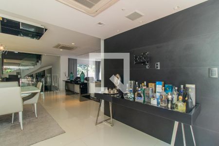 Casa de condomínio à venda com 364m², 4 quartos e 2 vagas Casa de condomínio à venda com 364m², 4 quartos e 2 vagasChurrasqueira