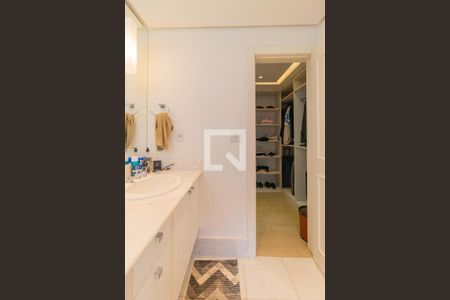 Casa de condomínio à venda com 364m², 4 quartos e 2 vagas Casa de condomínio à venda com 364m², 4 quartos e 2 vagasBanheiro do quarto 1