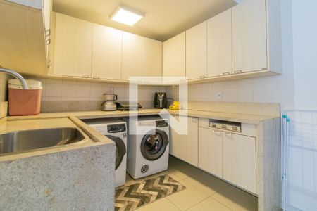 Casa de condomínio à venda com 364m², 4 quartos e 2 vagas Casa de condomínio à venda com 364m², 4 quartos e 2 vagasÁrea de Serviço