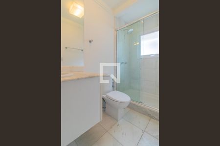 Casa de condomínio à venda com 364m², 4 quartos e 2 vagas Casa de condomínio à venda com 364m², 4 quartos e 2 vagasBanheiro do quarto 2