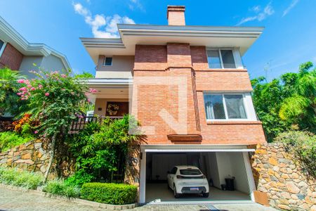 Casa de condomínio à venda com 364m², 4 quartos e 2 vagas Casa de condomínio à venda com 364m², 4 quartos e 2 vagasFachada