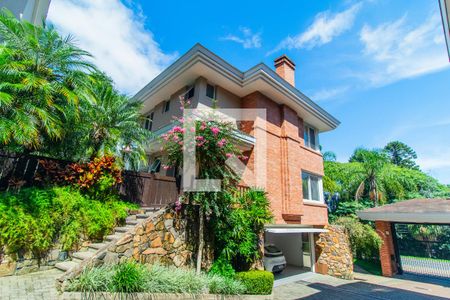 Casa de condomínio à venda com 364m², 4 quartos e 2 vagas Casa de condomínio à venda com 364m², 4 quartos e 2 vagasFachada