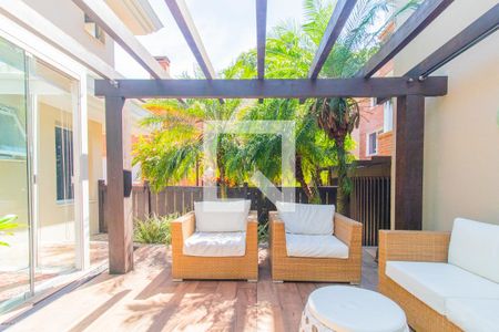 Casa de condomínio à venda com 364m², 4 quartos e 2 vagas Casa de condomínio à venda com 364m², 4 quartos e 2 vagasQuintal