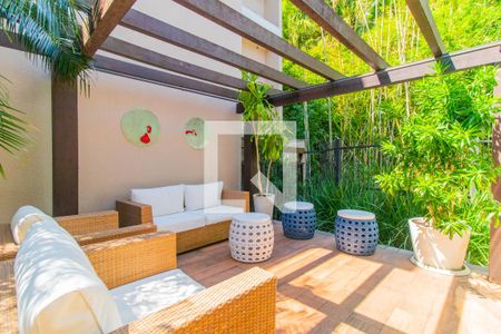 Casa de condomínio à venda com 364m², 4 quartos e 2 vagas Casa de condomínio à venda com 364m², 4 quartos e 2 vagasQuintal